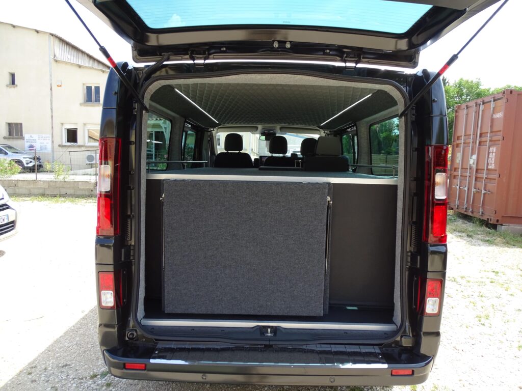 Corbillard neuf Renault Trafic mixte
