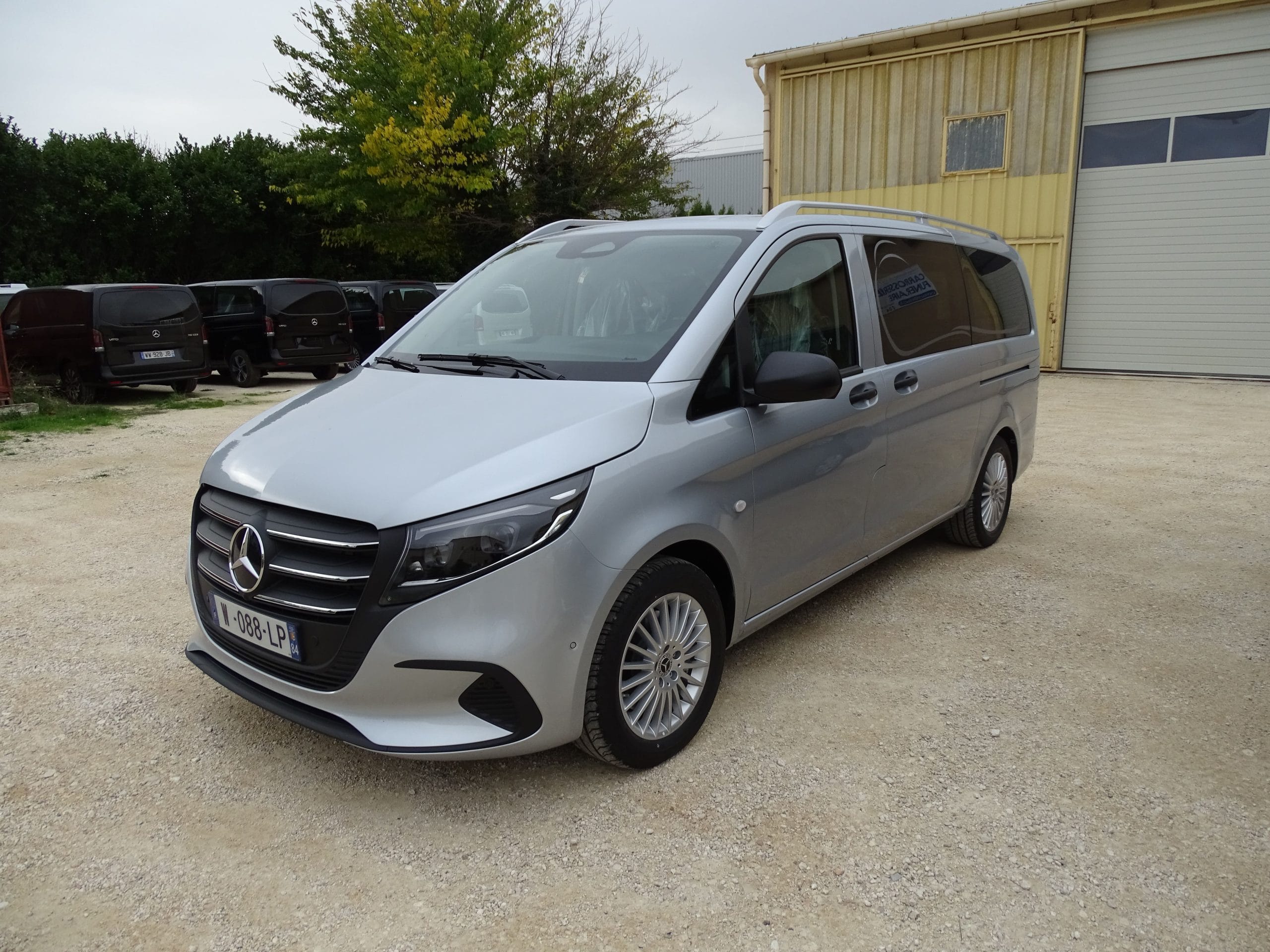 Corbillard Mercedes Vito mixte finition de cérémonie