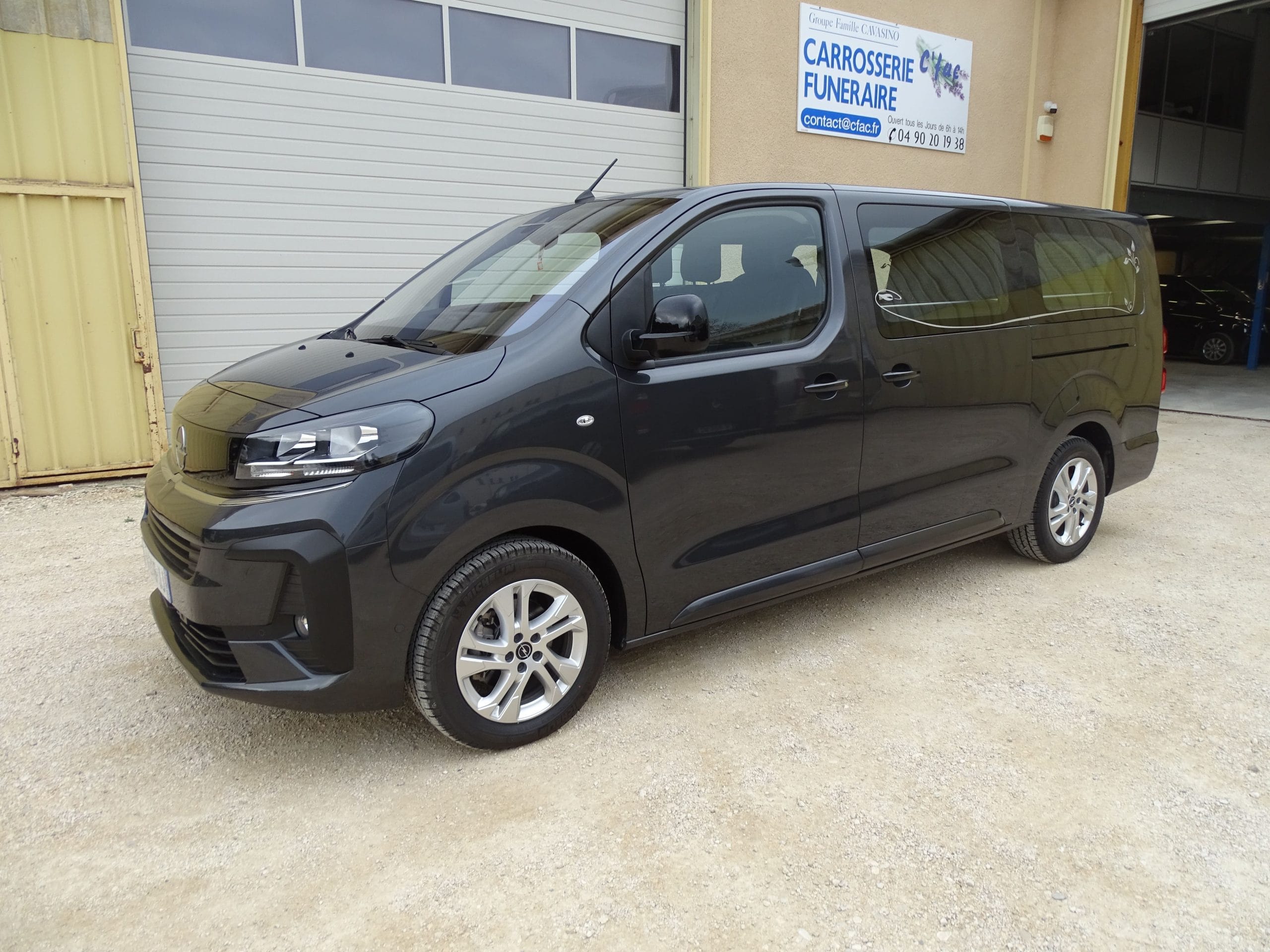 Corbillard Opel Vivaro mixte finition de cérémonie